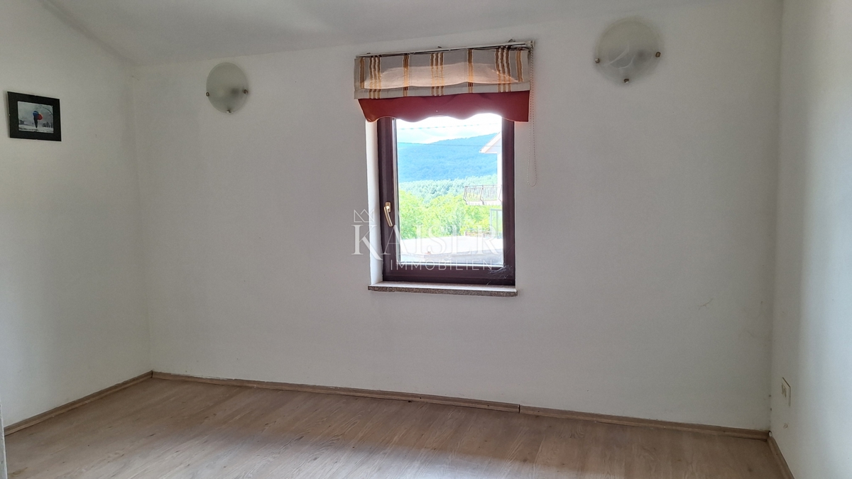 Matulji, Šapjane, poslovna stavba v 3 nadstropjih, zunanje parkirišče, 780 m2 uporabne površine