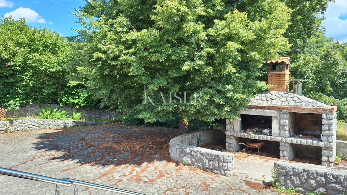 Matulji, Šapjane, poslovna stavba v 3 nadstropjih, zunanje parkirišče, 780 m2 uporabne površine