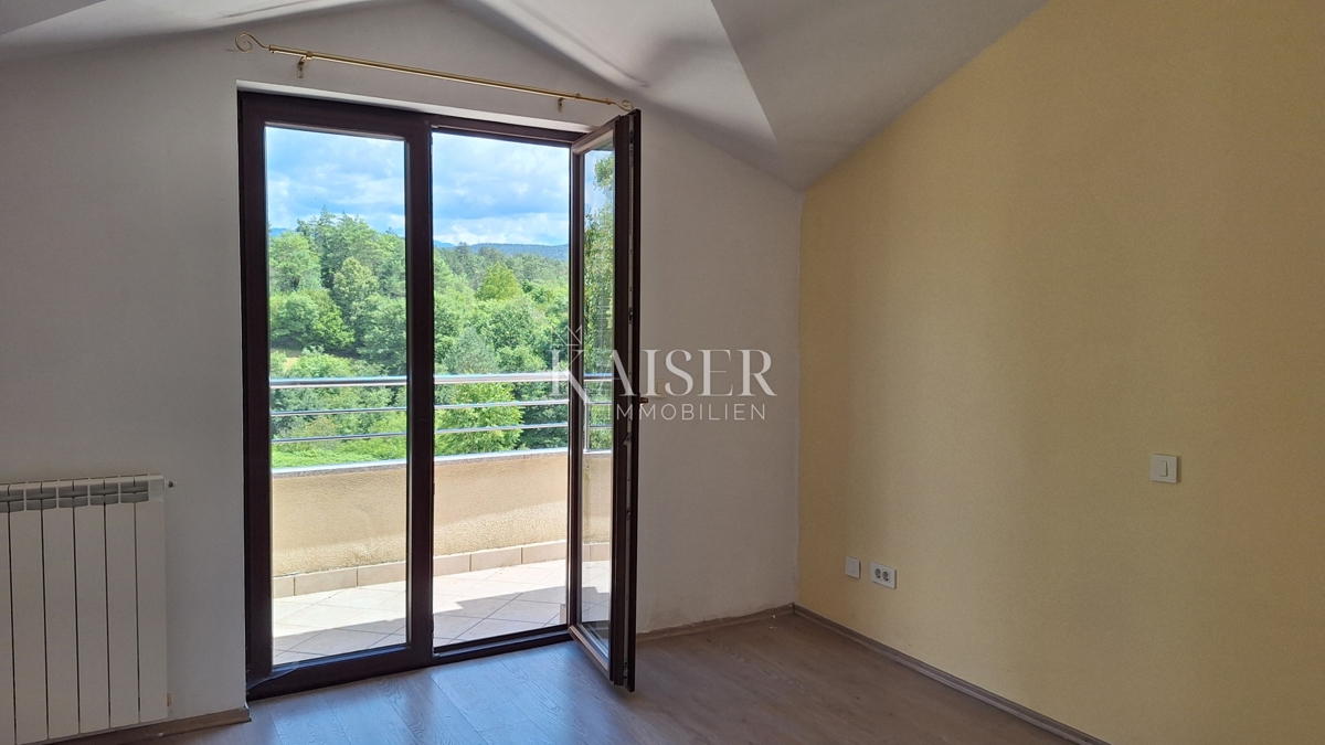 Matulji, Šapjane, poslovna stavba v 3 nadstropjih, zunanje parkirišče, 780 m2 uporabne površine