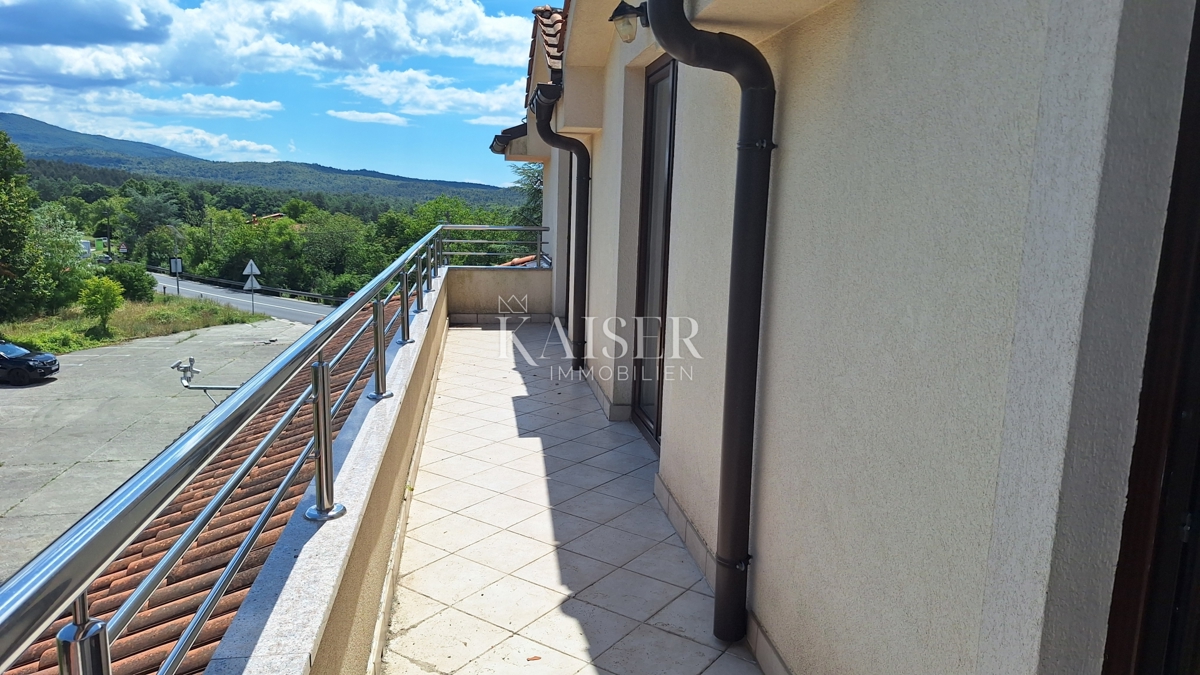 Matulji, Šapjane, poslovna stavba v 3 nadstropjih, zunanje parkirišče, 780 m2 uporabne površine