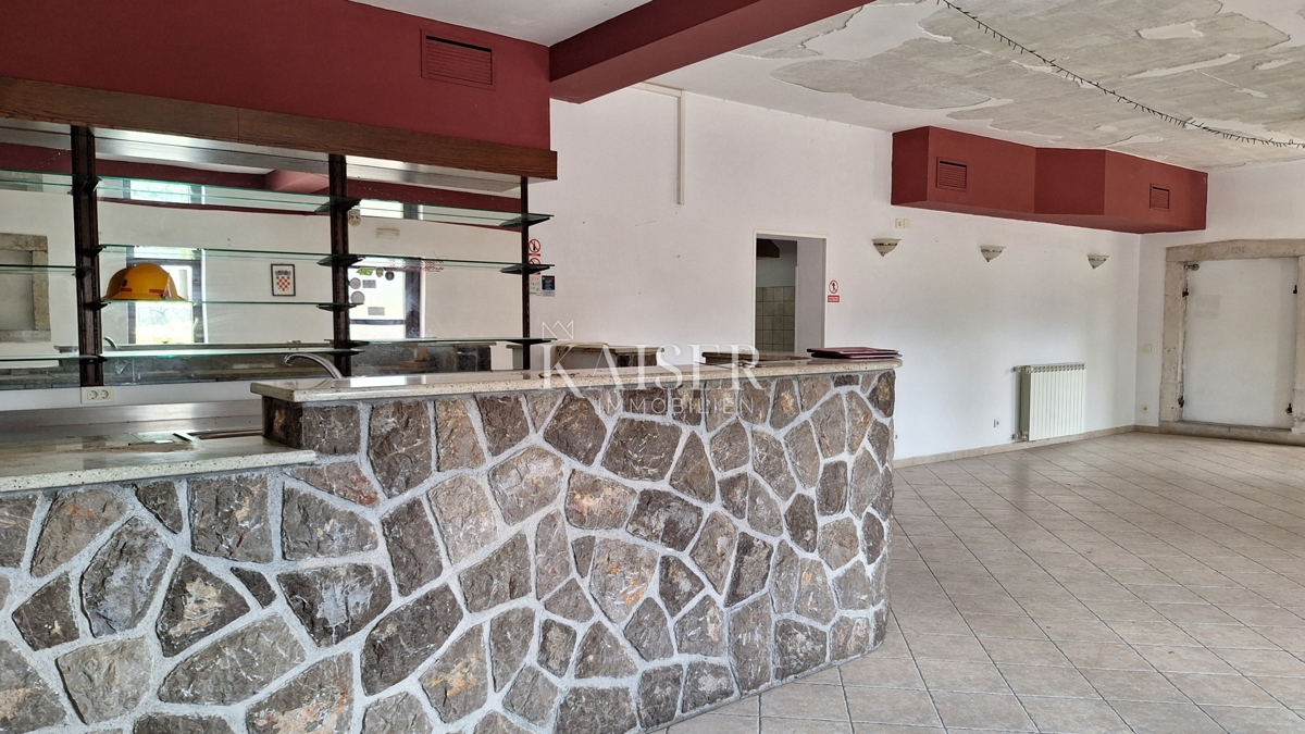 Matulji, Šapjane, poslovna stavba v 3 nadstropjih, zunanje parkirišče, 780 m2 uporabne površine