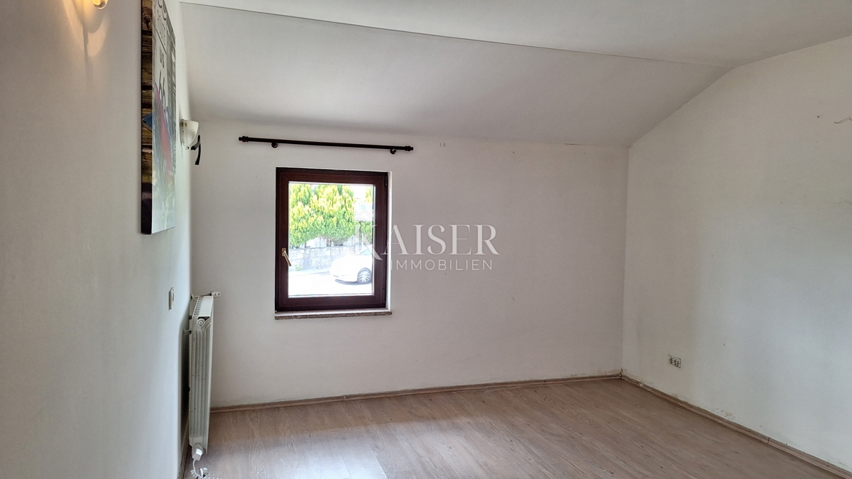 Matulji, Šapjane, poslovna stavba v 3 nadstropjih, zunanje parkirišče, 780 m2 uporabne površine