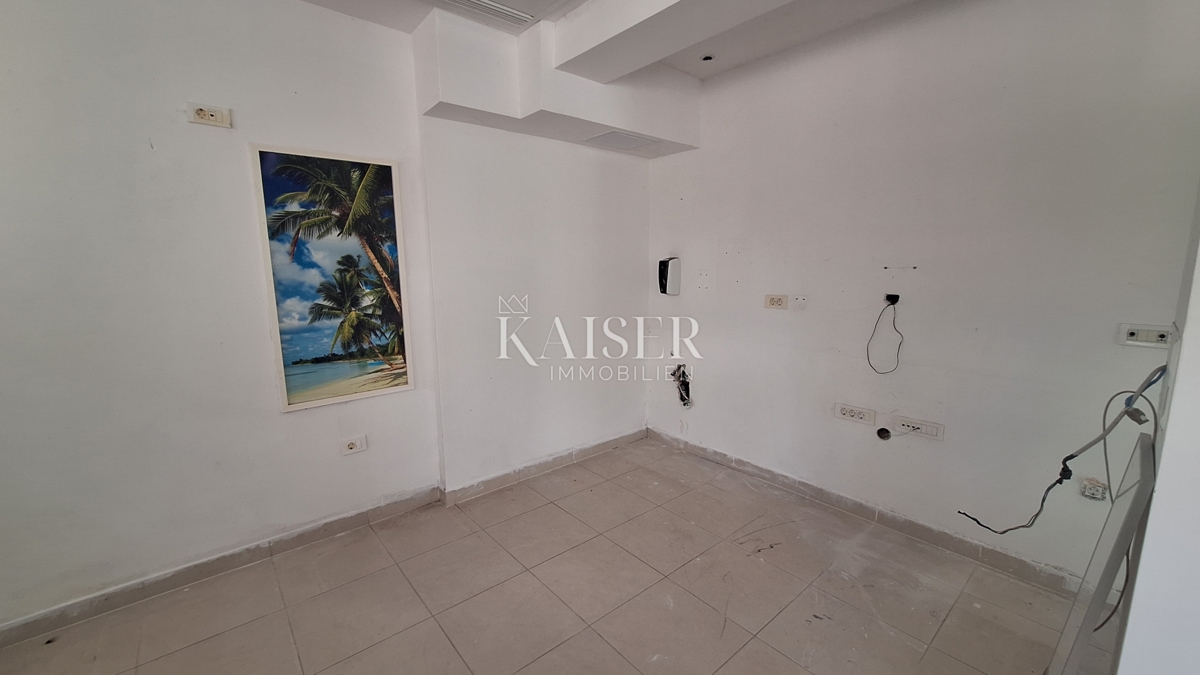 Matulji, Šapjane, poslovna stavba v 3 nadstropjih, zunanje parkirišče, 780 m2 uporabne površine