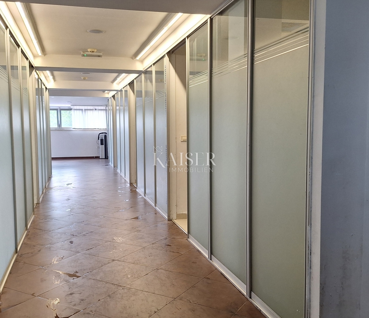 Matulji, Šapjane, poslovna stavba v 3 nadstropjih, zunanje parkirišče, 780 m2 uporabne površine