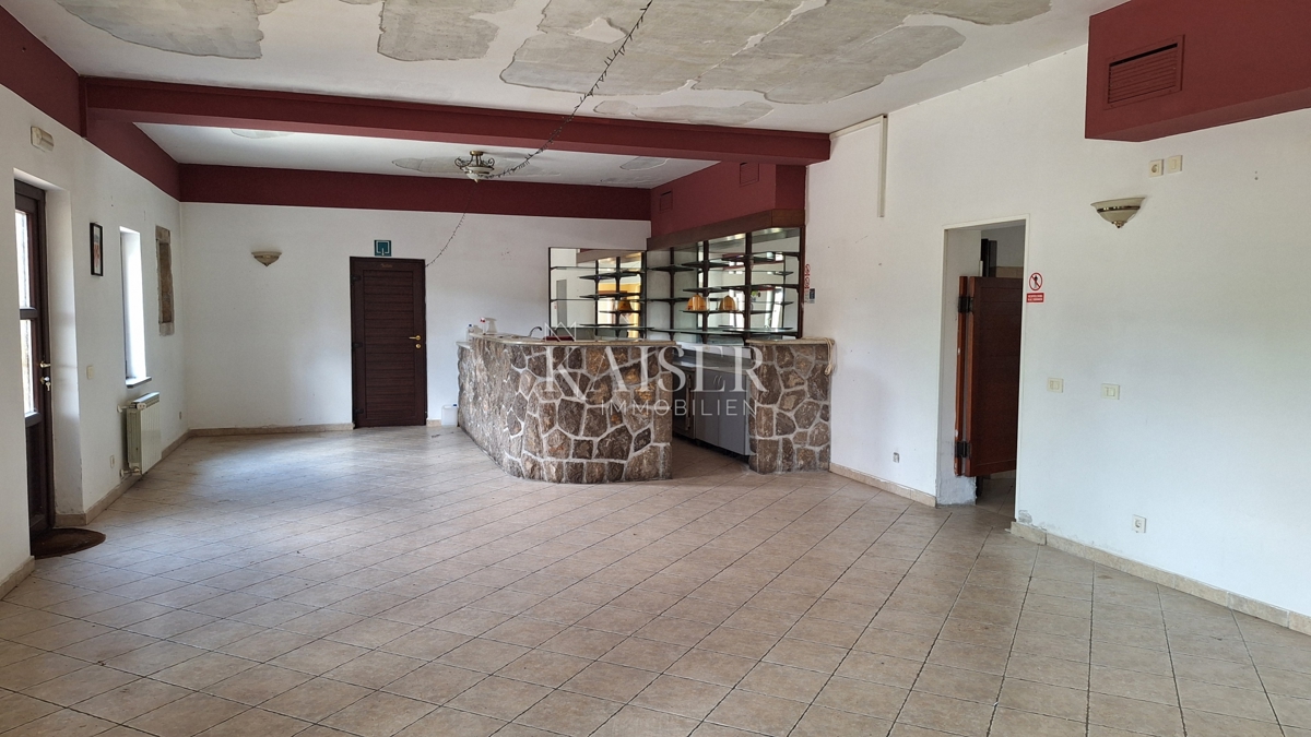 Matulji, Šapjane, poslovna stavba v 3 nadstropjih, zunanje parkirišče, 780 m2 uporabne površine