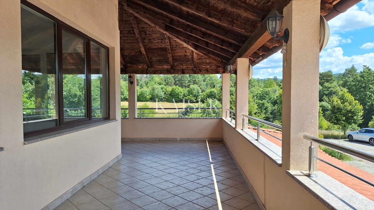 Matulji, Šapjane, poslovna stavba v 3 nadstropjih, zunanje parkirišče, 780 m2 uporabne površine