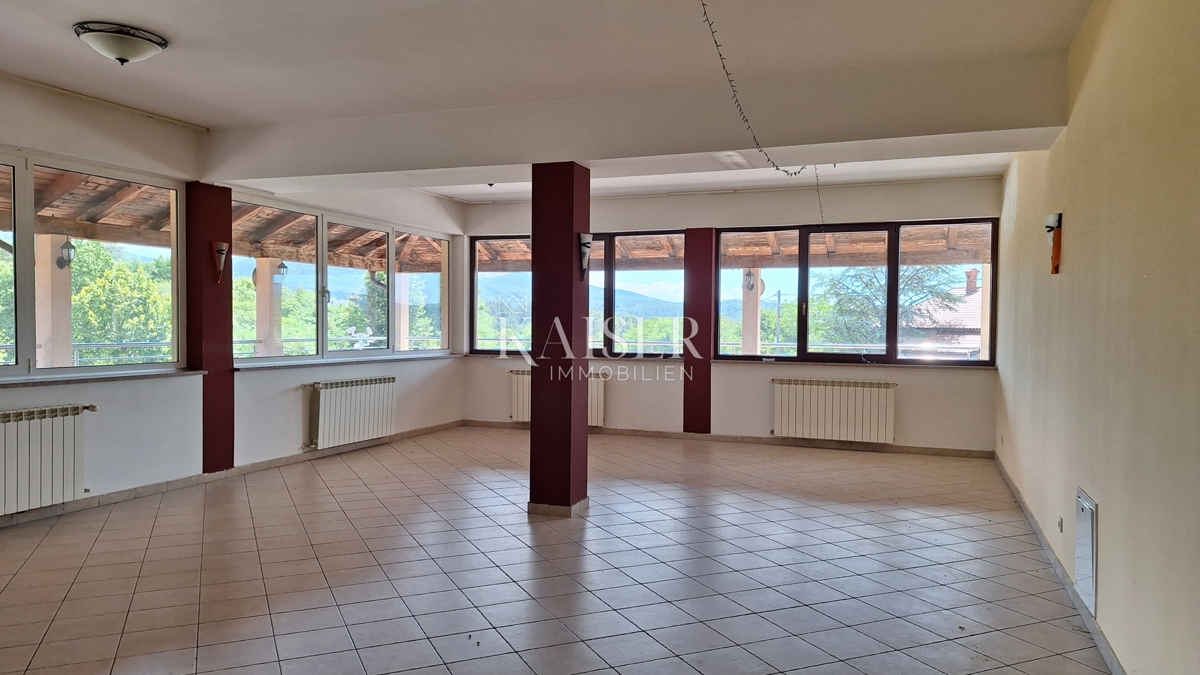 Matulji, Šapjane, poslovna stavba v 3 nadstropjih, zunanje parkirišče, 780 m2 uporabne površine