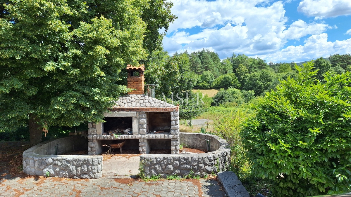 Matulji, Šapjane, poslovna stavba v 3 nadstropjih, zunanje parkirišče, 780 m2 uporabne površine