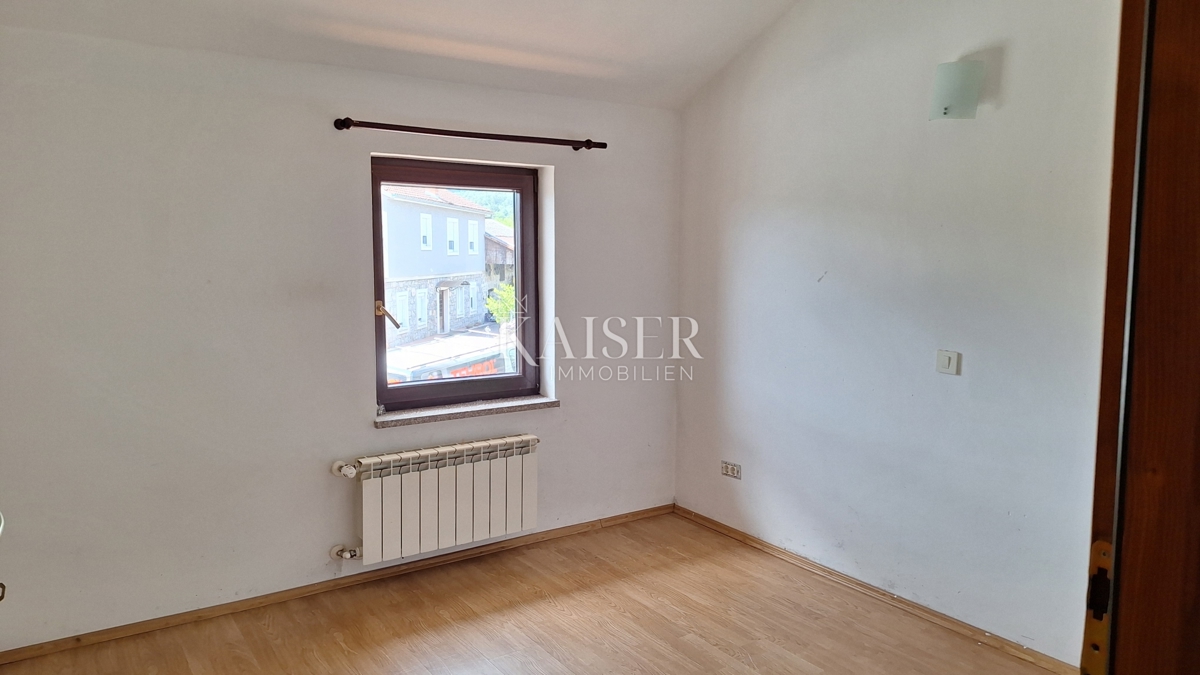 Matulji, Šapjane, poslovna stavba v 3 nadstropjih, zunanje parkirišče, 780 m2 uporabne površine