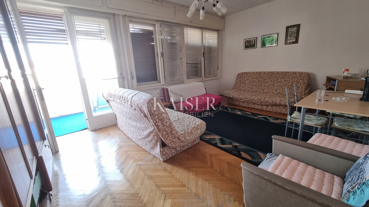 Novi Vinodolski - stanovanje z 2 spalnicama in dnevno sobo s parkirnim mestom na vrhunski lokaciji