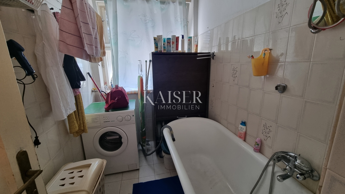 Novi Vinodolski - stanovanje z 2 spalnicama in dnevno sobo s parkirnim mestom na vrhunski lokaciji