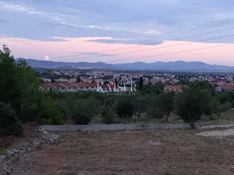 Zazidljivo zemljišče Vodice, 649m2
