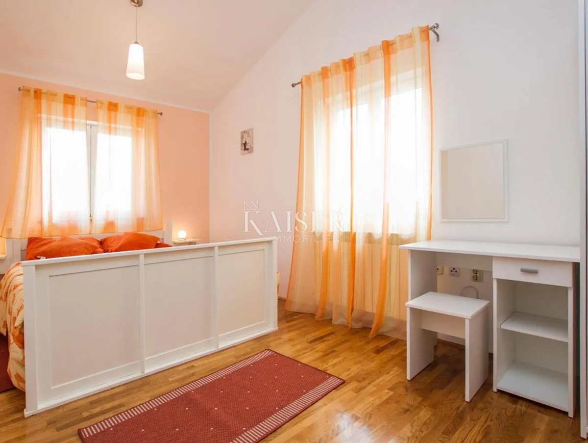 Istra, Rabac - hiša z dvema apartmajema in pogledom na morje, 199 m2