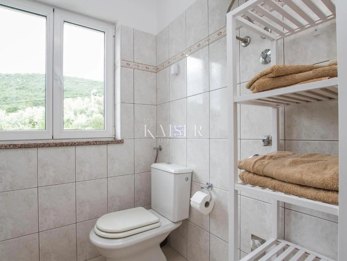 Istra, Rabac - hiša z dvema apartmajema in pogledom na morje, 199 m2