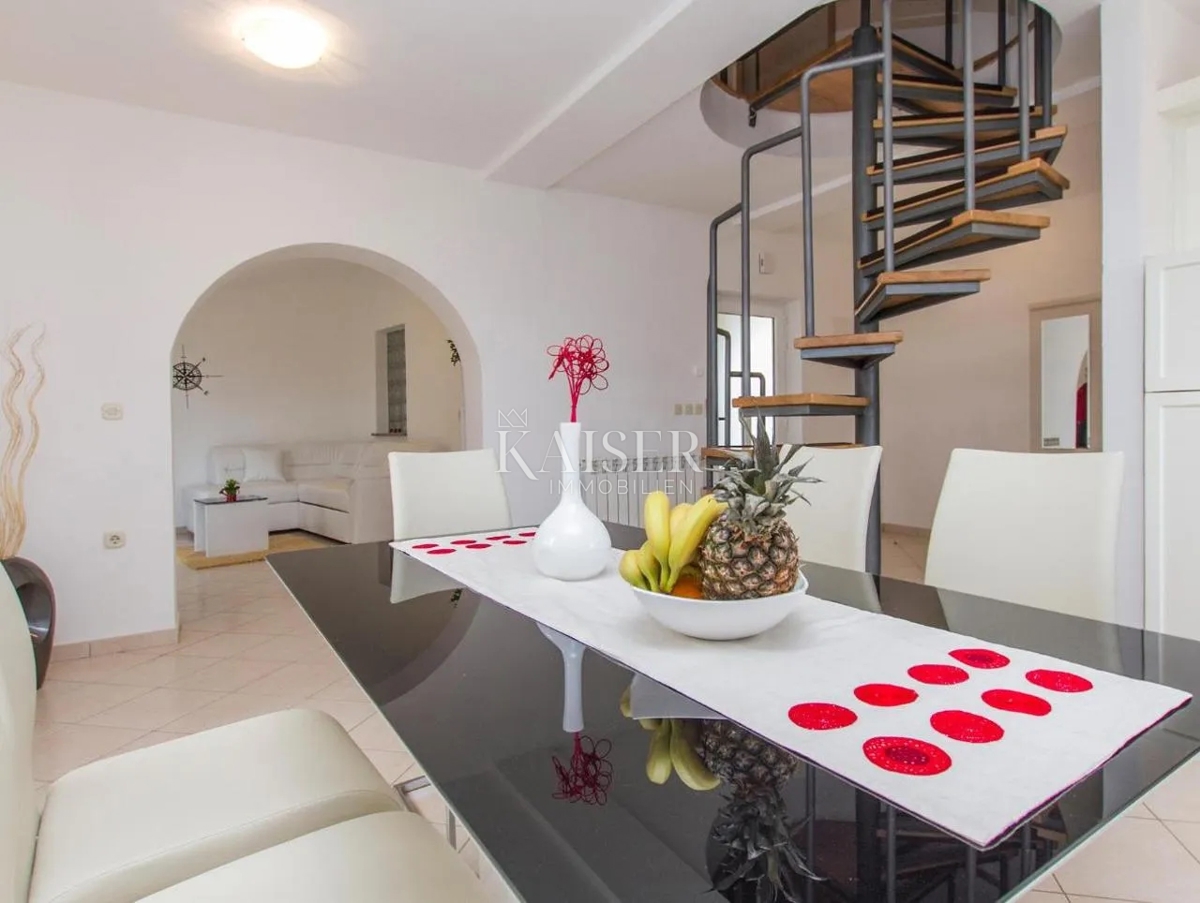 Istra, Rabac - hiša z dvema apartmajema in pogledom na morje, 199 m2