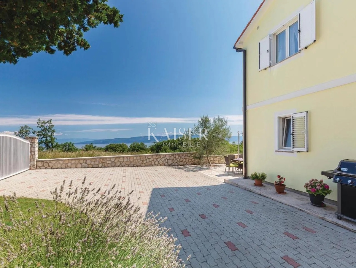 Istra, Rabac - hiša z dvema apartmajema in pogledom na morje, 199 m2