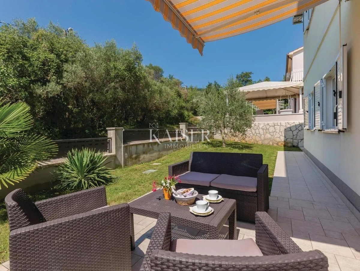 Istra, Rabac - hiša z dvema apartmajema in pogledom na morje, 199 m2