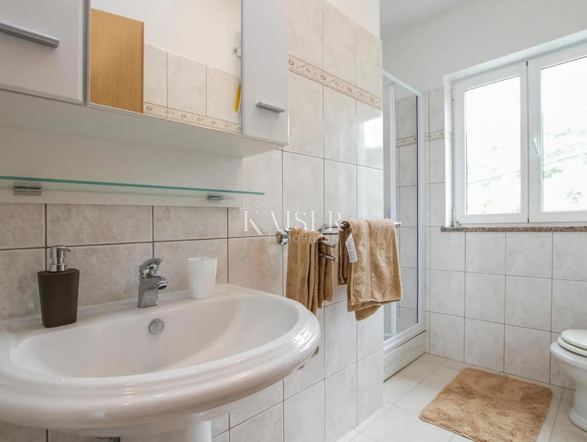 Istra, Rabac - hiša z dvema apartmajema in pogledom na morje, 199 m2