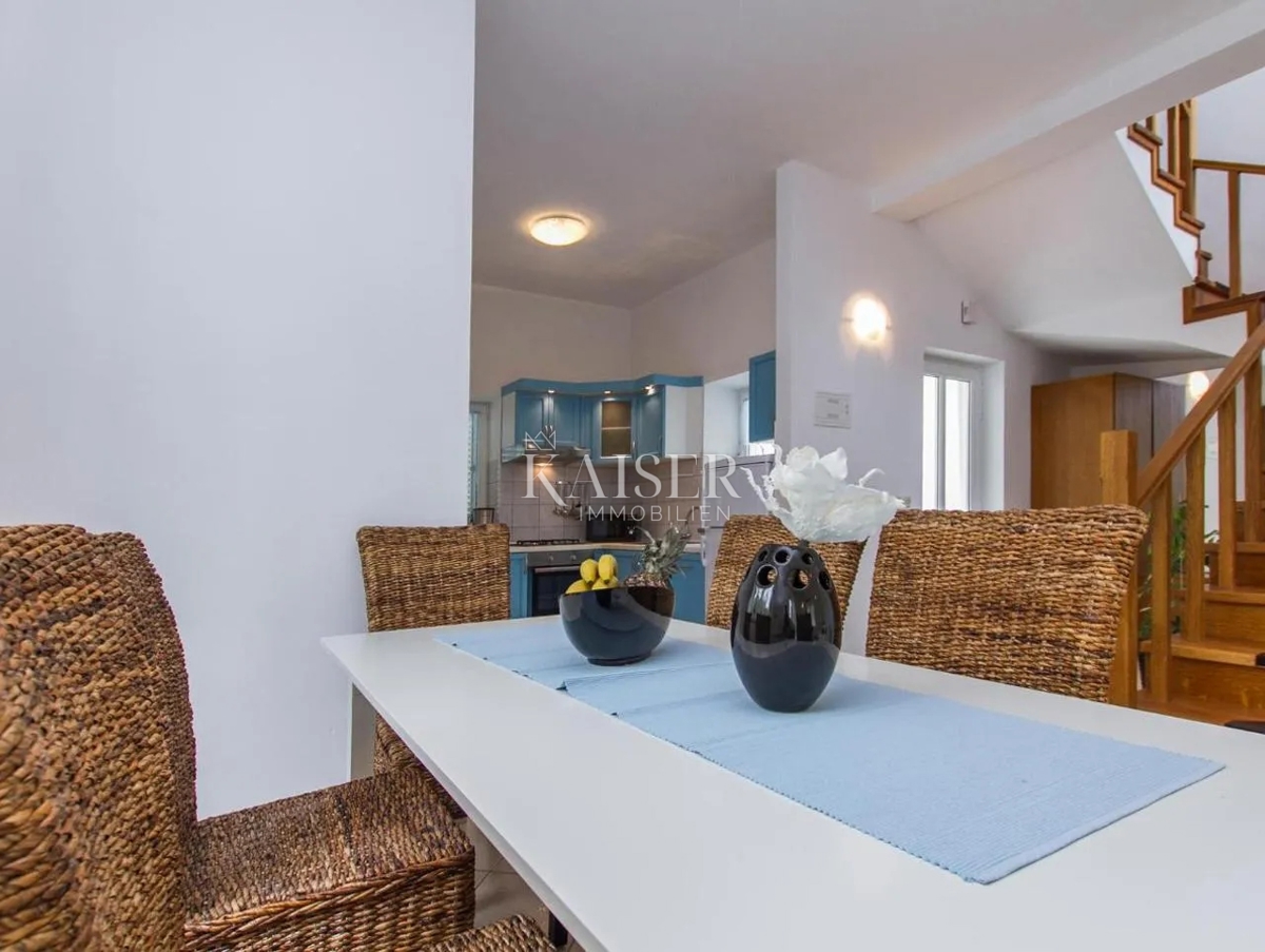 Istra, Rabac - hiša z dvema apartmajema in pogledom na morje, 199 m2