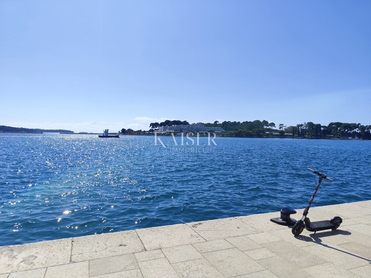 Poreč, stanovanje 48m2 prva vrsta do morja