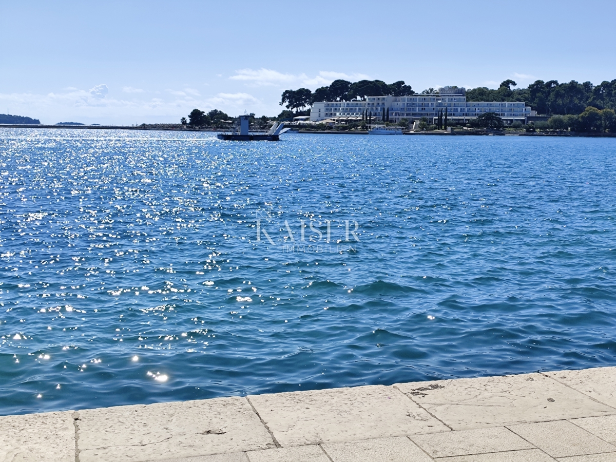 Poreč, stanovanje 48m2 prva vrsta do morja