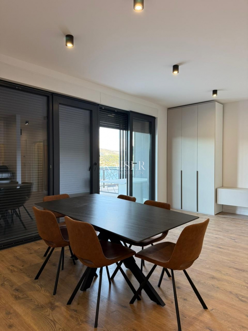 Trogir, Marina - 3-sobno stanovanje 107m2 z velikim vrtom, 100 m od plaže