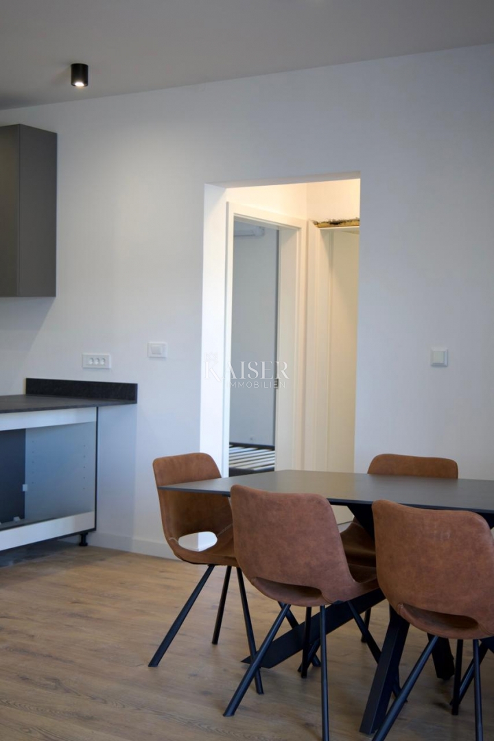 Trogir, Marina - 3-sobno stanovanje 107m2 z velikim vrtom, 100 m od plaže