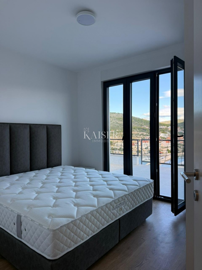 Trogir, Marina - 3-sobno stanovanje 107m2 z velikim vrtom, 100 m od plaže