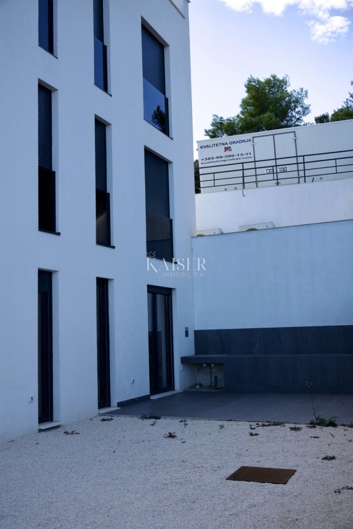 Trogir, Marina - 3-sobno stanovanje 107m2 z velikim vrtom, 100 m od plaže