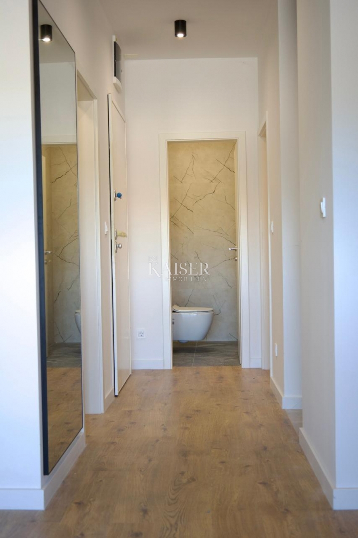 Trogir, Marina - 3-sobno stanovanje 107m2 z velikim vrtom, 100 m od plaže