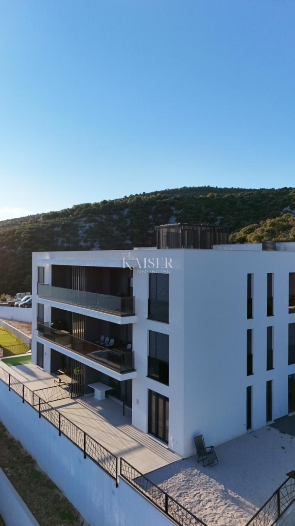 Trogir, Marina - 3-sobno stanovanje 107m2 z velikim vrtom, 100 m od plaže