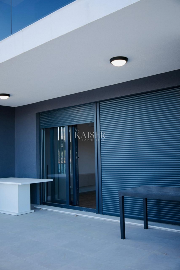 Trogir, Marina - 3-sobno stanovanje 107m2 z velikim vrtom, 100 m od plaže