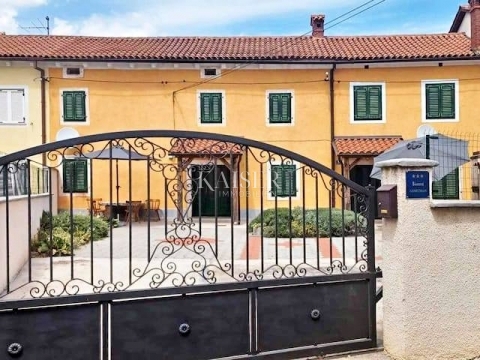 Istra, Marčana - prenovljena vrstna hiša z dvoriščem