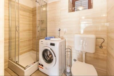 Istra, Marčana - prenovljena vrstna hiša z dvoriščem