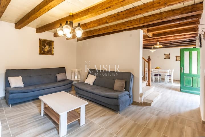 Istra, Marčana - prenovljena vrstna hiša z dvoriščem