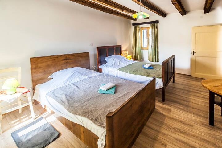 Istra, Marčana - prenovljena vrstna hiša z dvoriščem