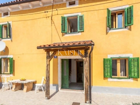 Istra, Marčana - prenovljena vrstna hiša z dvoriščem