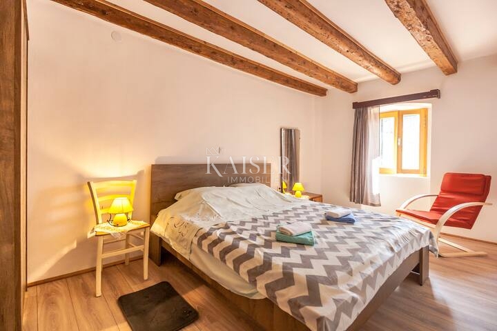 Istra, Marčana - prenovljena vrstna hiša z dvoriščem