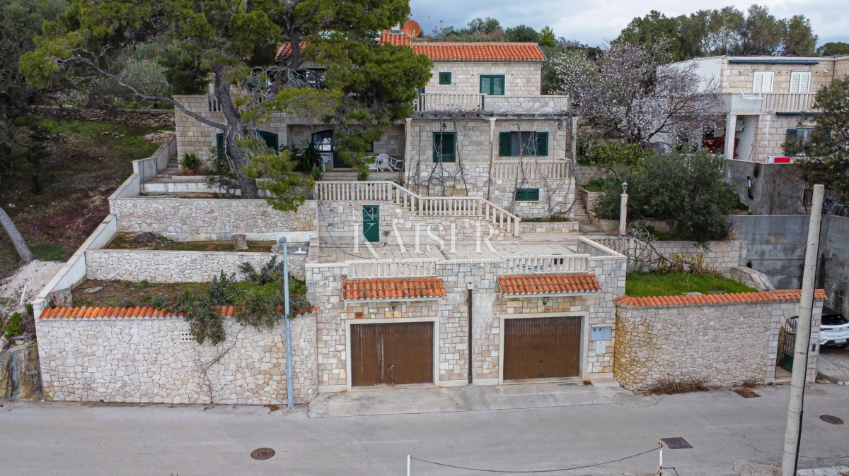 SUMARTIN, Brač - Luksuzna vila iz braškega kamna z oljčnim nasadom in privezom za čolne