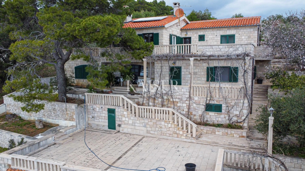 SUMARTIN, Brač - Luksuzna vila iz braškega kamna z oljčnim nasadom in privezom za čolne