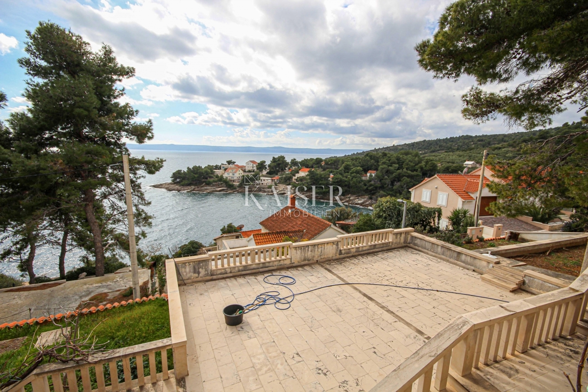 SUMARTIN, Brač - Luksuzna vila iz braškega kamna z oljčnim nasadom in privezom za čolne