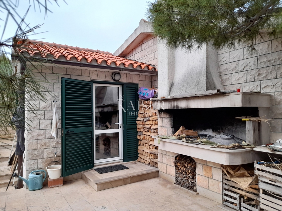 SUMARTIN, Brač - Luksuzna vila iz braškega kamna z oljčnim nasadom in privezom za čolne