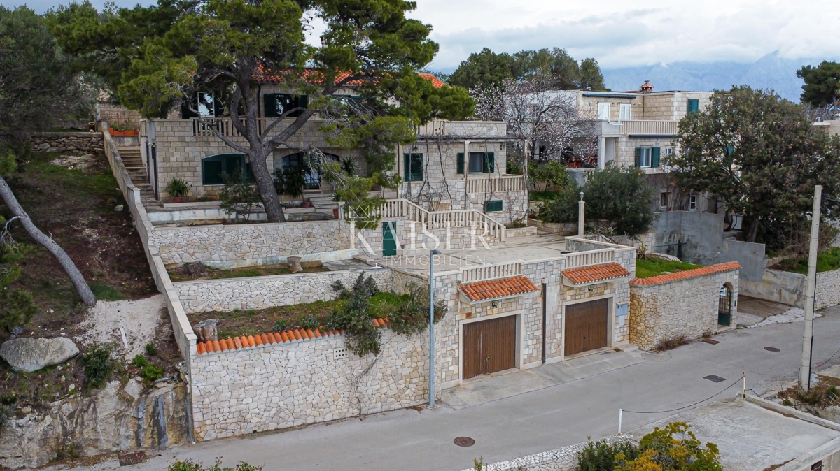 SUMARTIN, Brač - Luksuzna vila iz braškega kamna z oljčnim nasadom in privezom za čolne