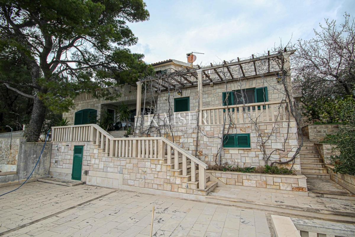 SUMARTIN, Brač - Luksuzna vila iz braškega kamna z oljčnim nasadom in privezom za čolne