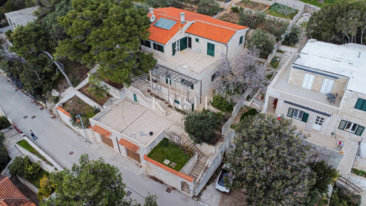 SUMARTIN, Brač - Luksuzna vila iz braškega kamna z oljčnim nasadom in privezom za čolne
