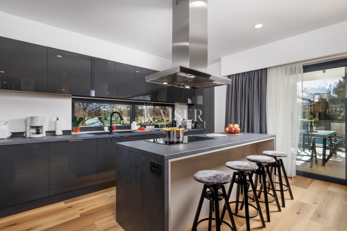 Istra, Labin - novogradnja z bazenom 218 m2