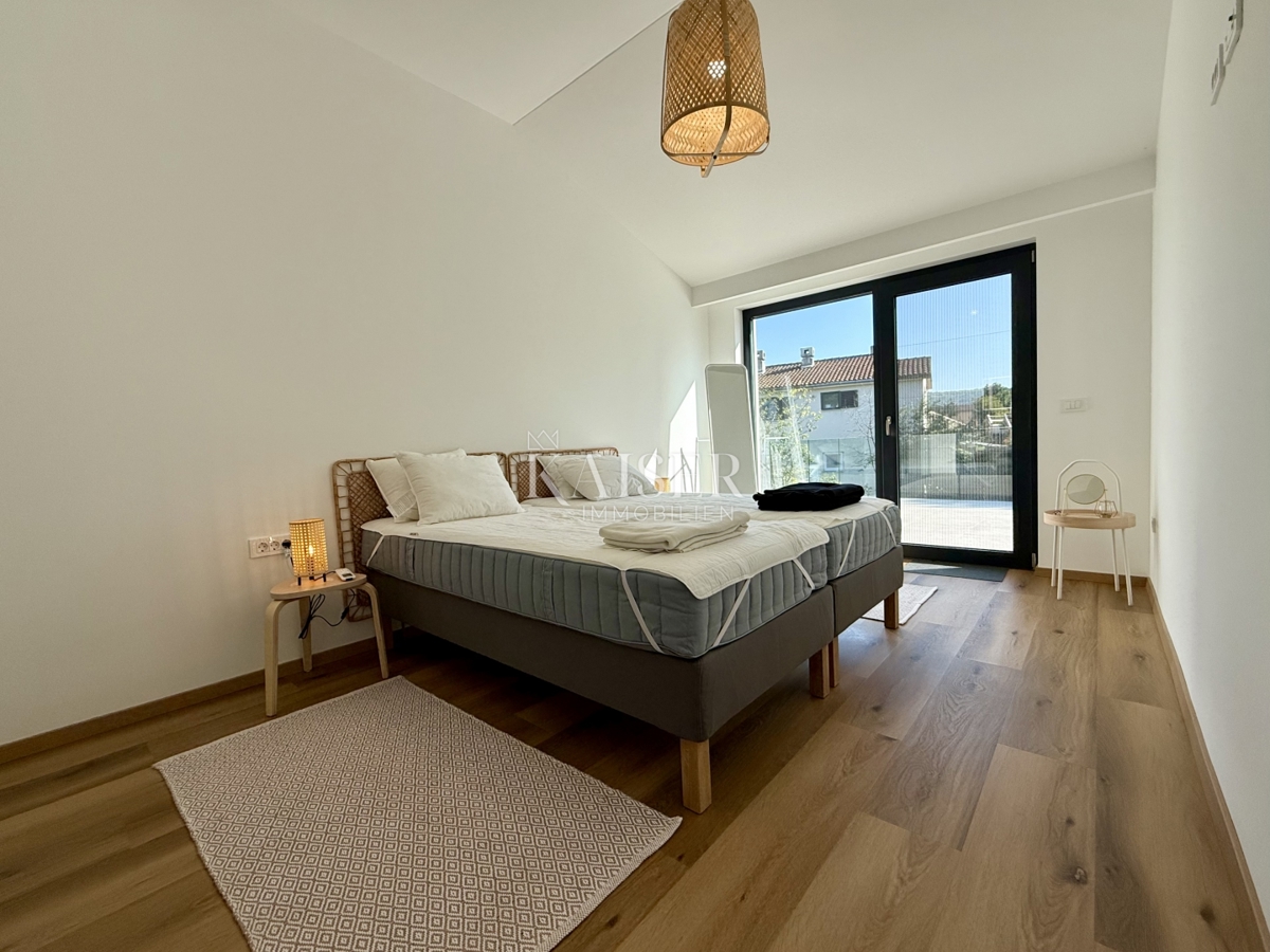 Istra, Labin - novogradnja z bazenom 218 m2