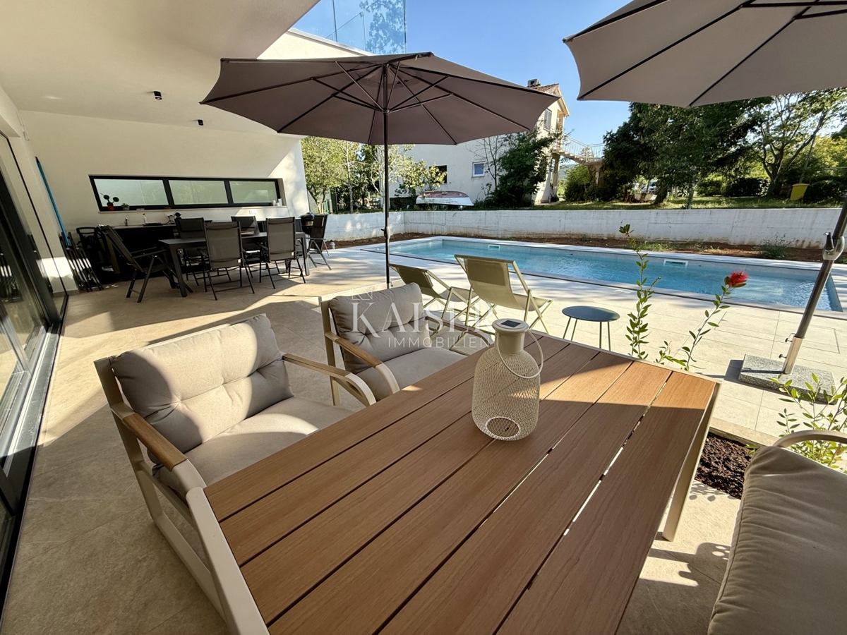 Istra, Labin - novogradnja z bazenom 218 m2