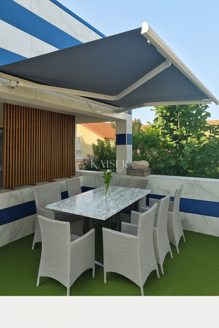 Vir – hiša s 6 apartmaji in garažo, 200 m od morja