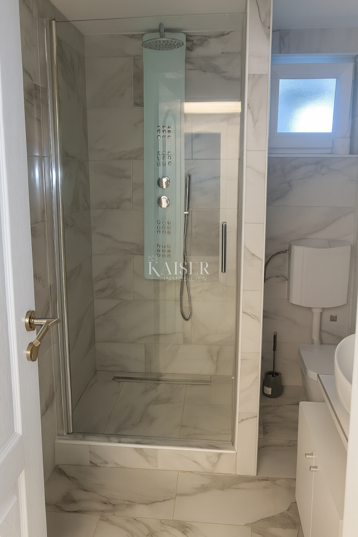 Vir – hiša s 6 apartmaji in garažo, 200 m od morja